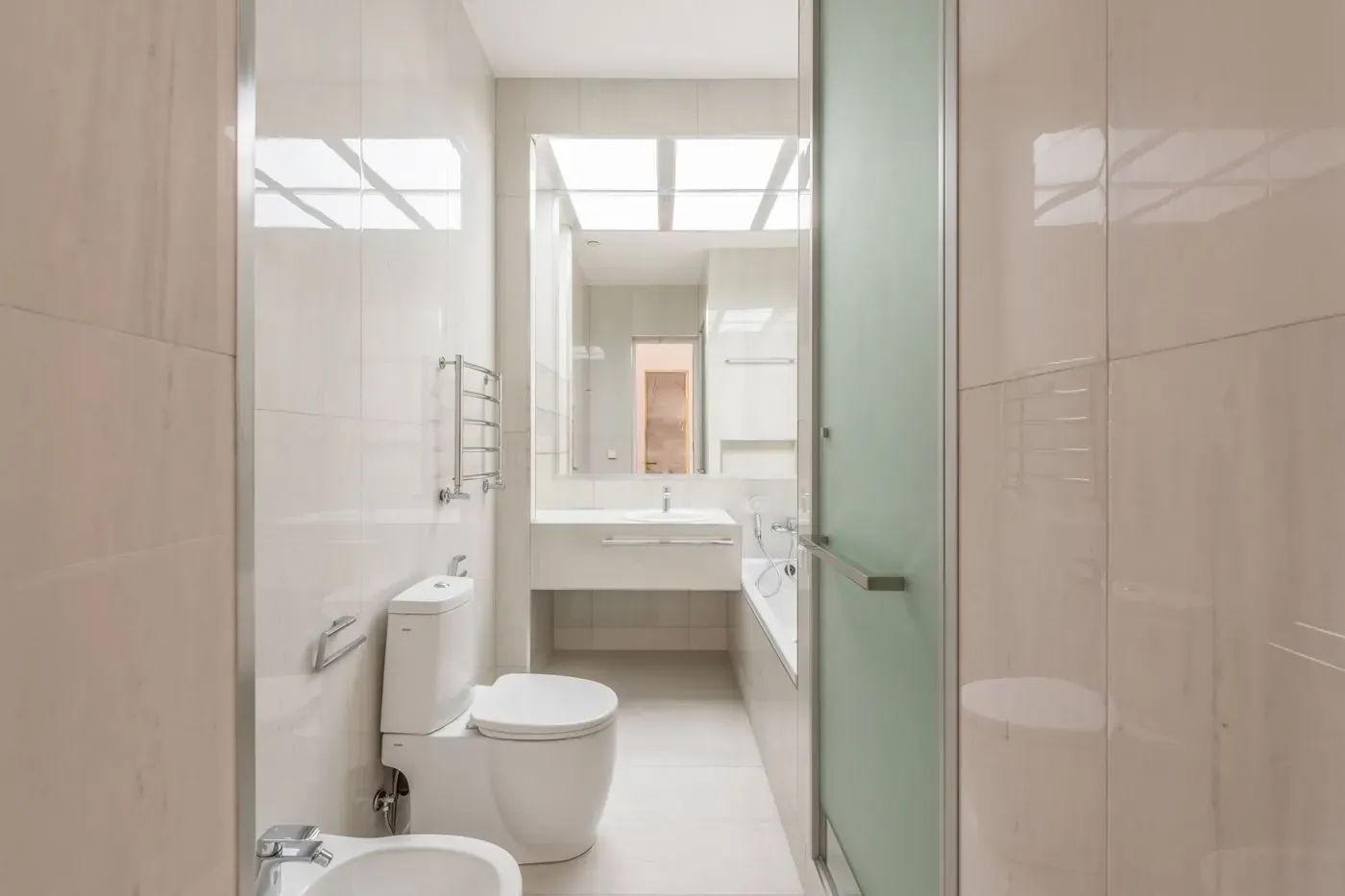 Baño reformado con plato de ducha y azulejo claro
