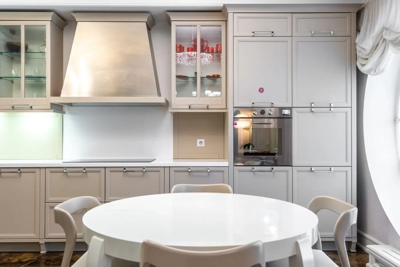 Cocina reformada con muebles blancos y encimera clara