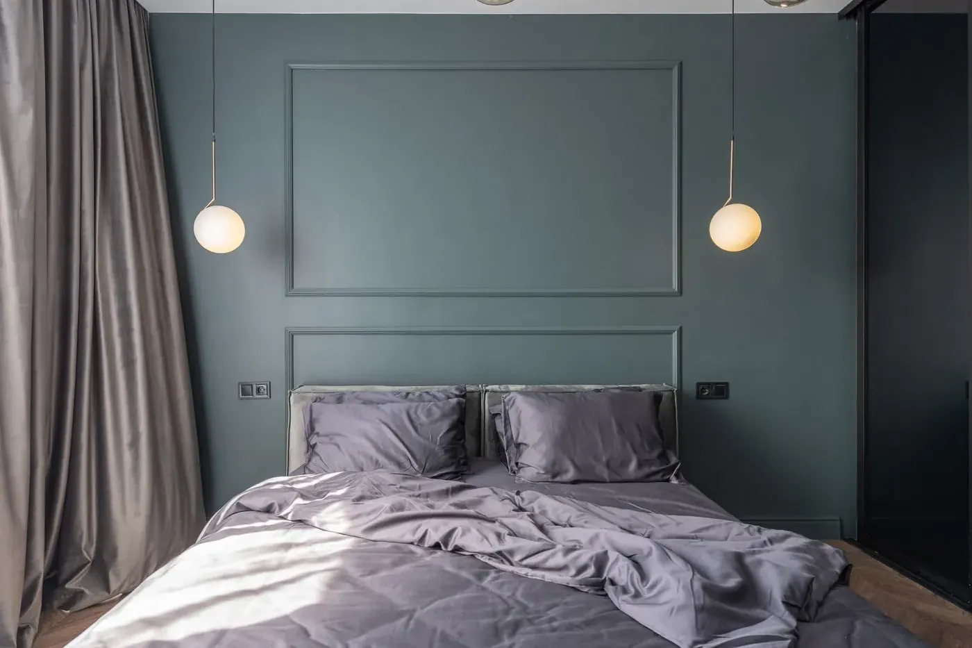 Dormitorio reformado con iluminación cálida